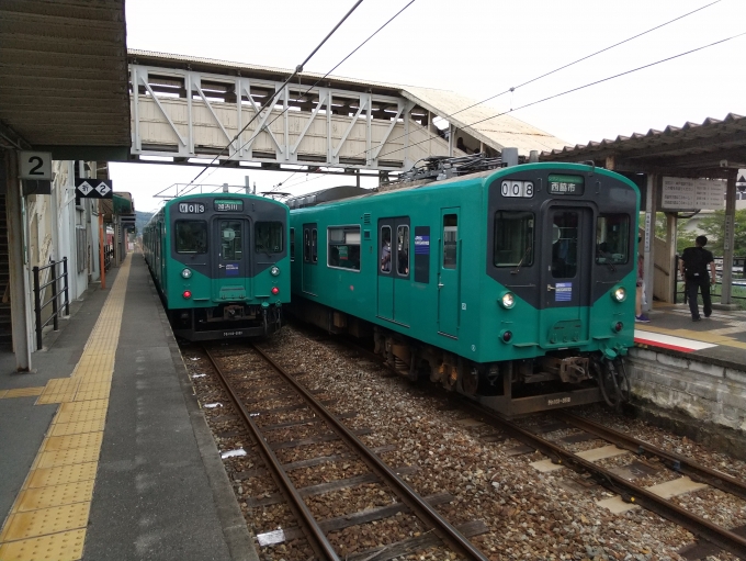 鉄道乗車記録の写真:列車・車両の様子(未乗車)(2)        「加古川線103系の並びです。(右の西脇市行きは、霜取りパンタ付きの編成です)」