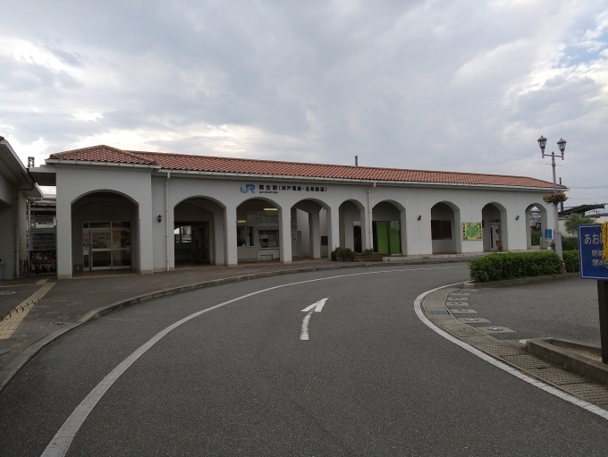 鉄道乗車記録の写真:駅舎・駅施設、様子(3)        「洋風な粟生駅駅舎です。」