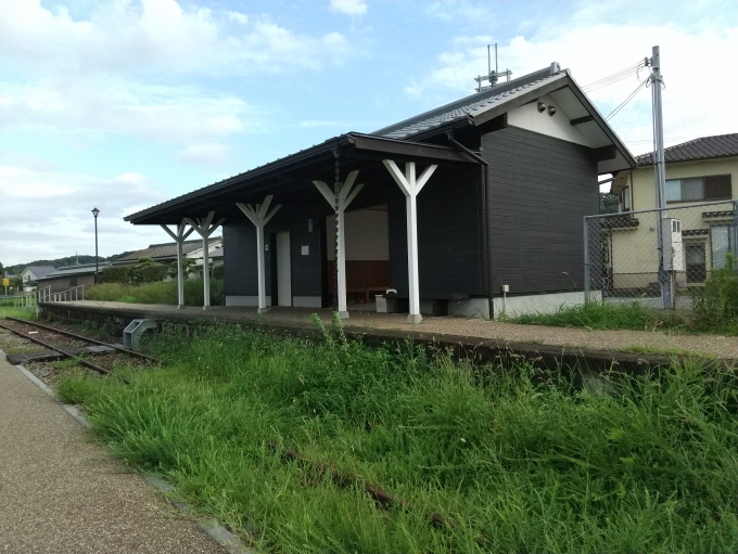 鉄道乗車記録の写真:旅の思い出(21)        「ホーム側から見た石野駅駅舎風休憩所です｡」