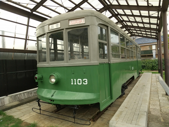 鉄道乗車記録の写真:列車・車両の様子(未乗車)(3)        「ノエビアスタジアムの奥に保存されている神戸市電1100系です。2003年に広島から里帰りしました。方向幕が復元(小型化)されています。」