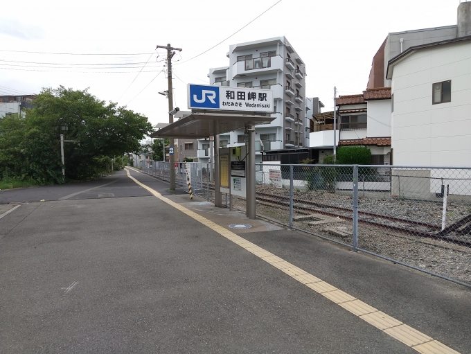 鉄道乗車記録の写真:駅舎・駅施設、様子(6)        「和田岬駅に来ました。」