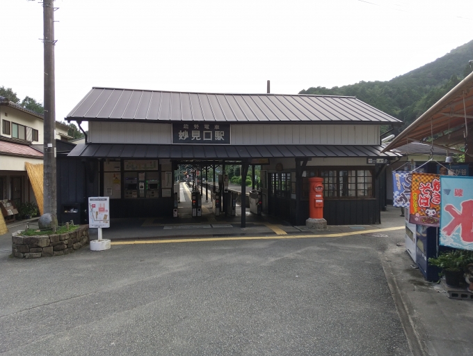 鉄道乗車記録の写真:駅舎・駅施設、様子(4)        「大阪府最北の駅、妙見口駅です。」