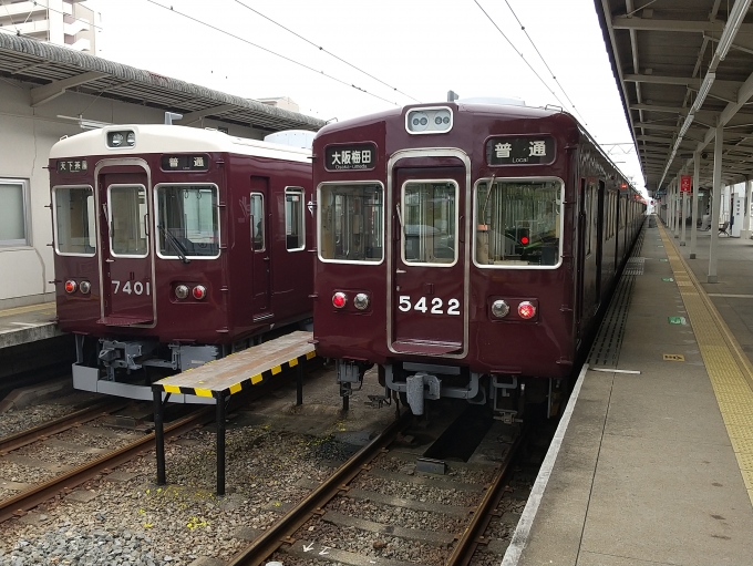 鉄道乗車記録の写真:乗車した列車(外観)(1)        「右の編成が乗車した編成です。
左の7301F+7323Fは検査上がりでキレイになっています。」