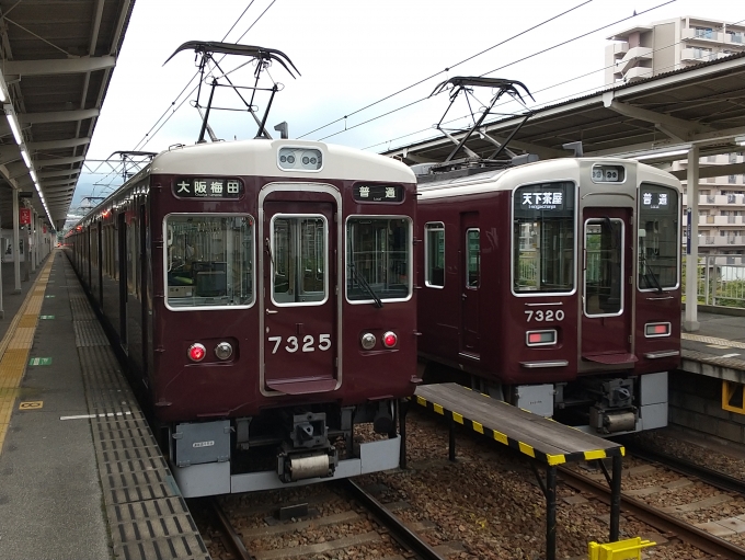 鉄道乗車記録の写真:列車・車両の様子(未乗車)(2)        「阪急7300系リニューアル施工前、施工後の並びです。」