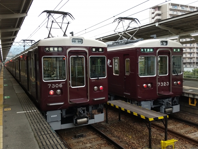 鉄道乗車記録の写真:乗車した列車(外観)(1)        「左の編成が乗車した編成です。
阪急7300系のリニューアル施工前、施工後の並びその弐と言ったところですかね？」