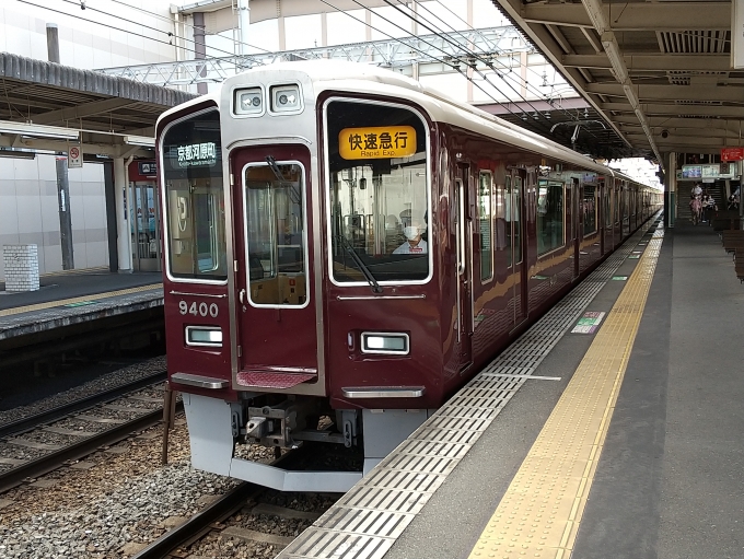 鉄道乗車記録の写真:乗車した列車(外観)(1)        「梅田でガラ空きだったので、軽い気持ちで快速急行に乗ったら茨木市、高槻市でドッサリ乗って来ました。」