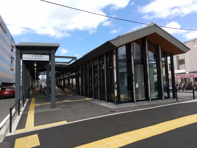 鉄道乗車記録の写真:駅舎・駅施設、様子(8)        「右の建物が駅舎です。バス停留所が駅舎のすぐ横にあって便利になりましたが、随分あっさりとしています。」