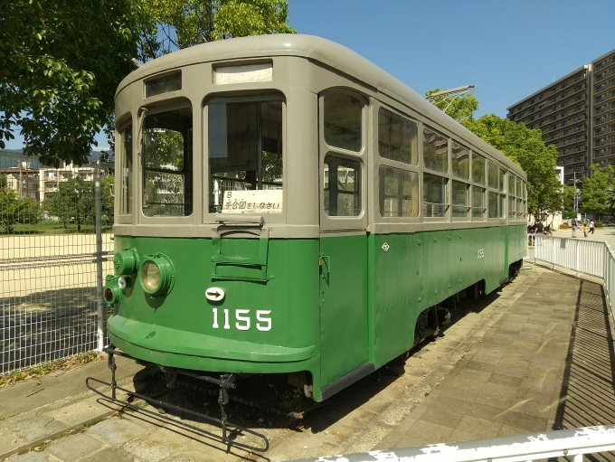 鉄道乗車記録の写真:旅の思い出(3)        「こちらも小寄公園で保存されている神戸市電1150形1155号車です。この車両だけ広島電鉄に行かず、ここに保存されました。(ワンマン化改造されなかったためです。広島に行った車両のうち、1158号車が2代目1155号車に改番されました。)」