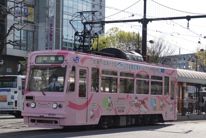 鉄道乗車記録の写真:列車・車両の様子(未乗車)(1)        「Hello kittyトラム(JR西日本の広告電車)です。」
