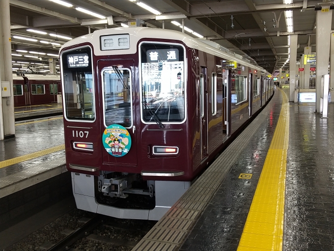 鉄道乗車記録の写真:列車・車両の様子(未乗車)(4)        「阪急沿線七福神めぐりのヘッドマークが付いた編成です。」