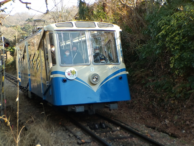鉄道乗車記録の写真:乗車した列車(外観)(1)          「コ8の麓側です。この日は信貴山参拝のため、10分間隔の増発運転です。(普段は信貴山上の近鉄バスも含めて40分間隔です。)」