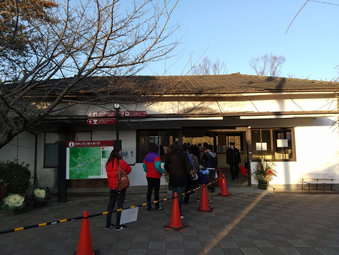 鉄道乗車記録の写真:駅舎・駅施設、様子(1)        「東信貴ケーブルの信貴山駅の駅舎です。今はバスのりばになっています。」
