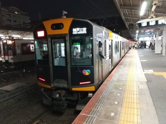 鉄道乗車記録の写真:列車・車両の様子(未乗車)(1)        「阪神電車1000系の快速急行です。分かりにくいですが、快速急行の種別の色は近鉄線内では赤色、阪神線内では水色になります。」