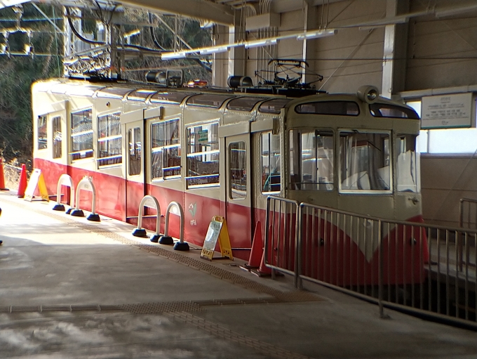 鉄道乗車記録の写真:列車・車両の様子(未乗車)(1)          「多客時でないと動かない、生駒ケーブルのすずらん号です。(鳥居前駅にて)」
