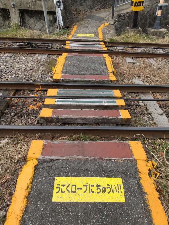 鉄道乗車記録の写真:旅の思い出(3)        「鳥居前駅と宝山寺駅の間にある踏切です。普通の踏切と違って溝が多いです。もっとも複線のケーブルカーの踏切など、そうそう無いと思います。」
