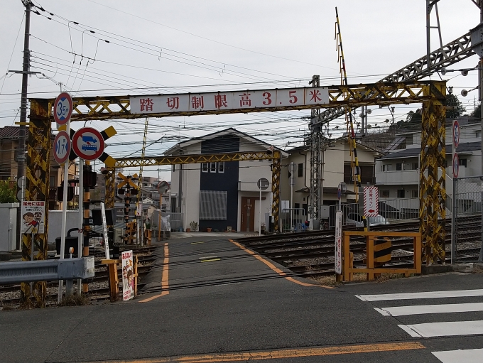 鉄道乗車記録の写真:旅の思い出(6)        「宝山寺ケーブルの中間地点の踏切です。
自動車も通れるようになっています。
(高さがちょっと低いけど、新幹線の踏切のようなゲートが付いています。)」