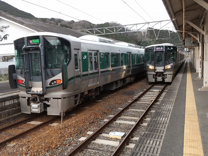 鉄道乗車記録の写真:旅の思い出(3)        「JRの列車が近鉄との接続待ちをしているところです。近鉄も吉野行き列車との交換待ちです。」