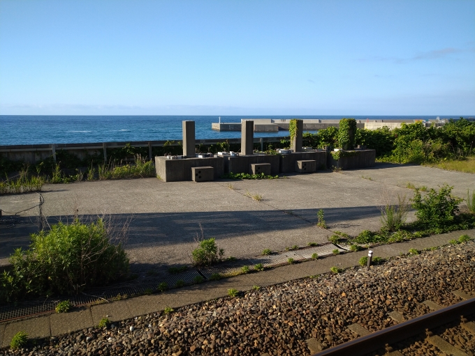 鉄道乗車記録の写真:車窓・風景(3)        「ホームから見える日本海きれいでした。」