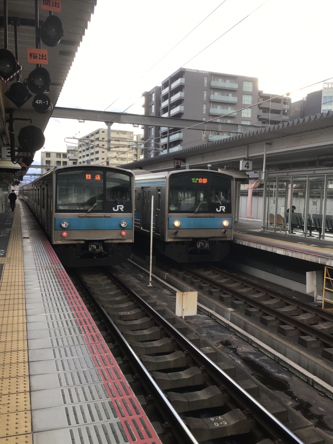 鉄道乗車記録の写真:乗車した列車(外観)(4)     「左側が乗車した車両です。右側がダイヤ乱れで運転されていた「みやこ路快速　京都」いきの列車です。」
