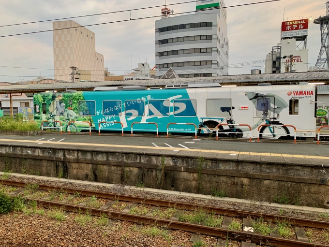 鉄道乗車記録の写真:列車・車両の様子(未乗車)(2)        「天竜浜名湖鉄道のラッピング車両。「そうか、浜松が近いのか」と実感した。ちなみに、ヤマハ発動機は世界で初めて電動アシスト自転車を市販した企業である。」
