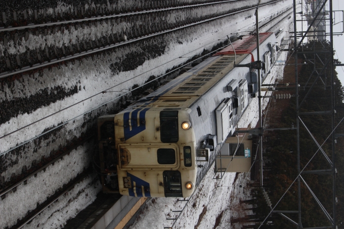 鉄道乗車記録の写真:乗車した列車(外観)(3)        「奥内駅にて青森行きキハ40とのすれ違いを行うキハ40」