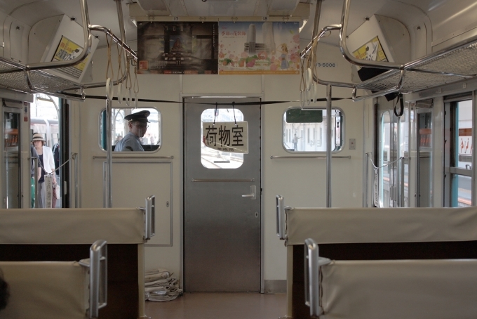 鉄道乗車記録の写真:車内設備、様子(2)        「辰野方の運転室後方は荷物スペース」