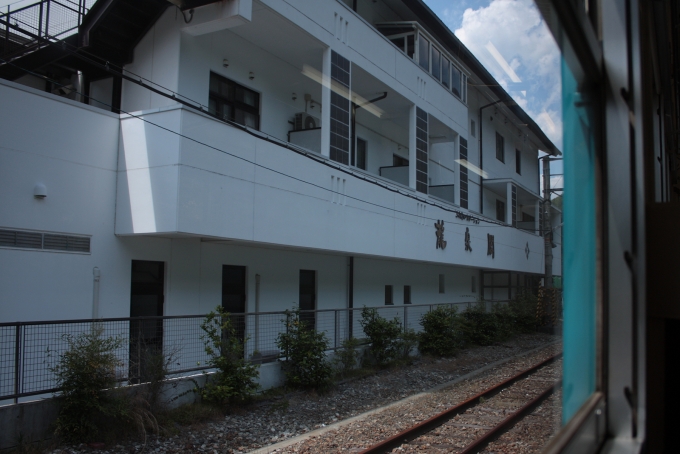 鉄道乗車記録の写真:車窓・風景(13)        「平岡駅に併設する宿泊施設の龍泉閣」