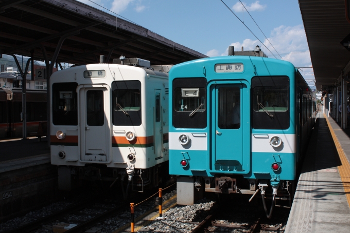 鉄道乗車記録の写真:列車・車両の様子(未乗車)(18)     「飯田駅にて長距離列車同士の並び
左：119系E7編成 554M(岡谷⇒豊橋)
右：119系E4編成 519M(豊橋⇒上諏訪)
※当時は15日周期の運用で一週間後にE4編成が554Mに入ってました。」