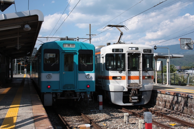 鉄道乗車記録の写真:列車・車両の様子(未乗車)(19)     「伊那大島駅にて
長野からの直通列車(当時230M)と交換」