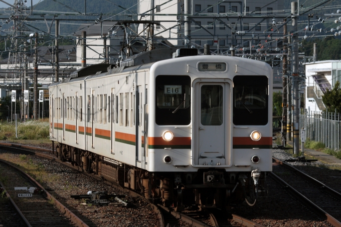 鉄道乗車記録の写真:列車・車両の様子(未乗車)(27)        「伊那松島駅で570M(上諏訪⇒豊橋)と交換
当時の運用では519Mの翌日に570Mに入ってました。」