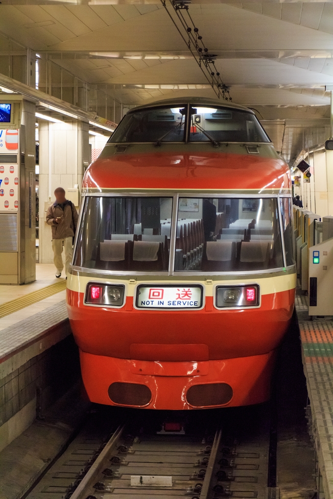 鉄道乗車記録の写真:乗車した列車(外観)(6)     「小田急LSE はこね44号
新宿到着」