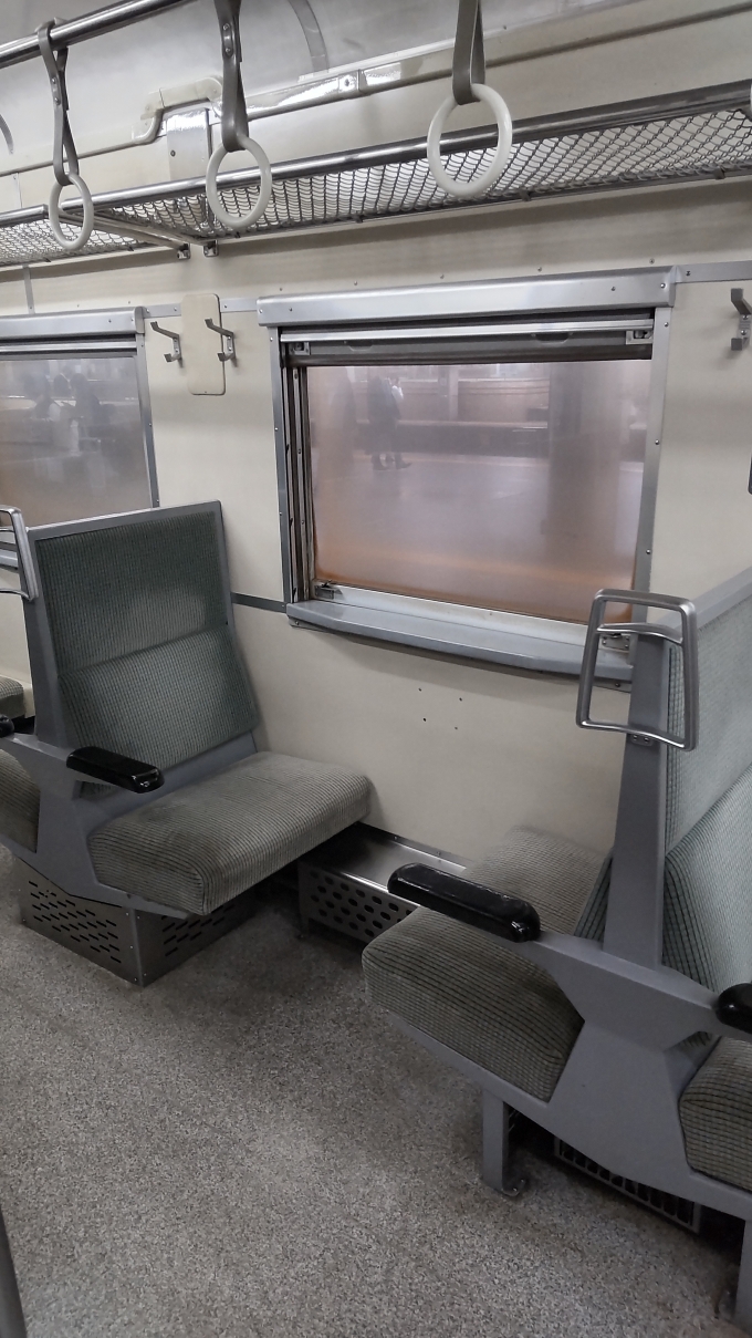 鉄道乗車記録の写真:車内設備、様子(5)        「2人掛けクロスシートです。」