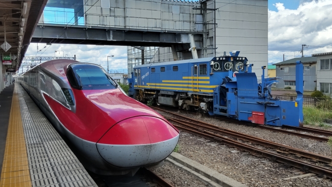 鉄道乗車記録の写真:乗車した列車(外観)(2)        「除雪車ENR-1000との並びで撮りました。」