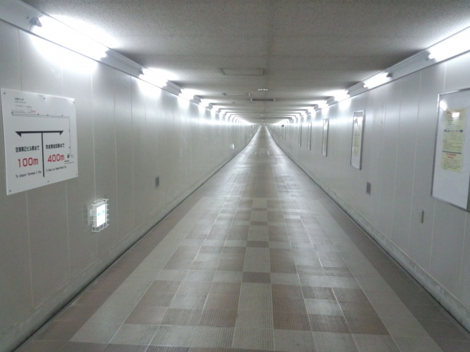 鉄道乗車記録の写真:駅舎・駅施設、様子(1)        「東成田と第2ターミナルを連絡する通路です。」