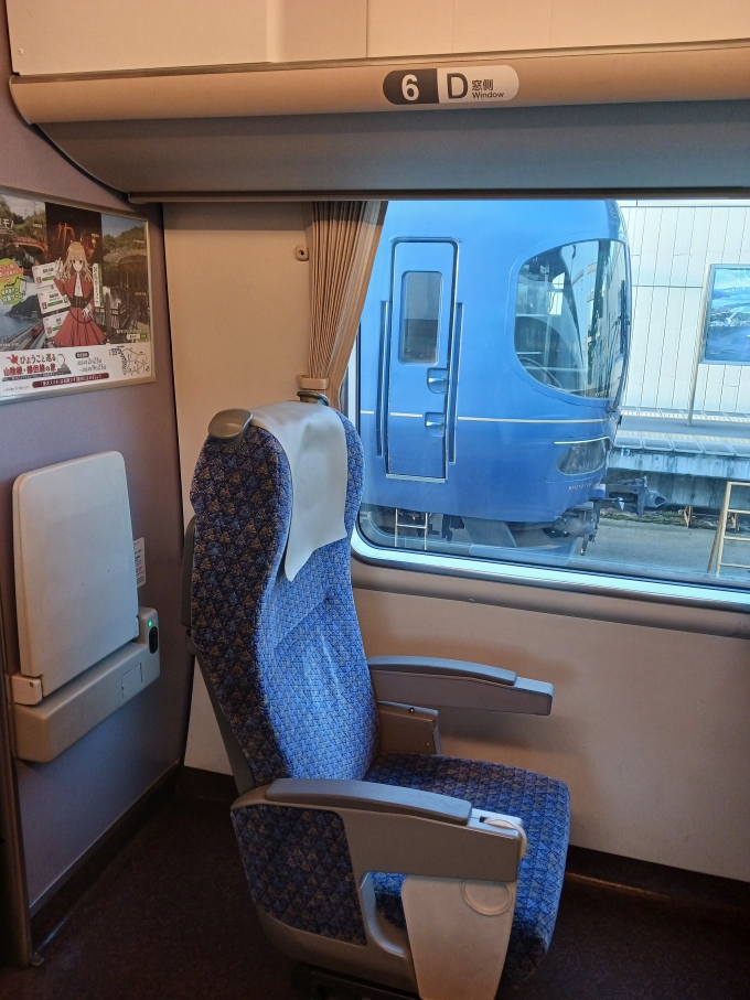 鉄道乗車記録の写真:車内設備、様子(2)        「窓には丹後の海8013が映ってます。」