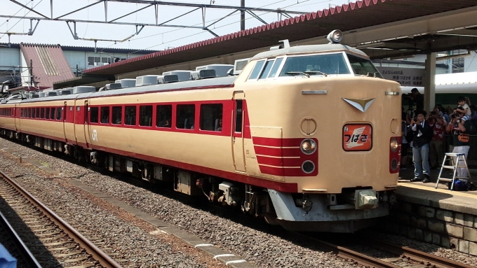 鉄道乗車記録の写真:列車・車両の様子(未乗車)(2)        「さよなら４８５系特急つばさ号出発です。」