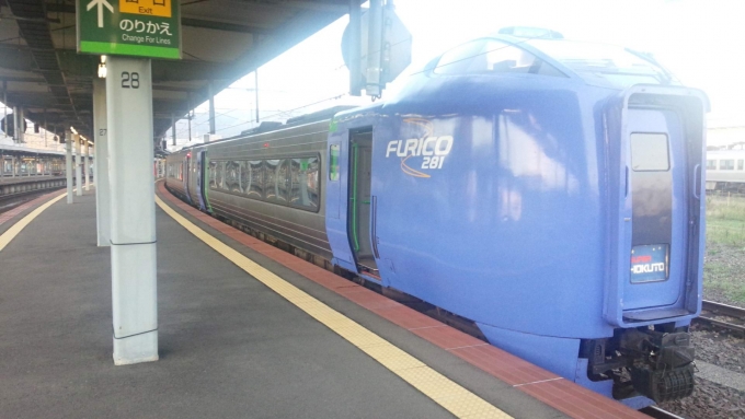 鉄道乗車記録の写真:列車・車両の様子(未乗車)(3)        「函館駅で運転見合わせの北斗号２８１系(列車ホテル)です。」