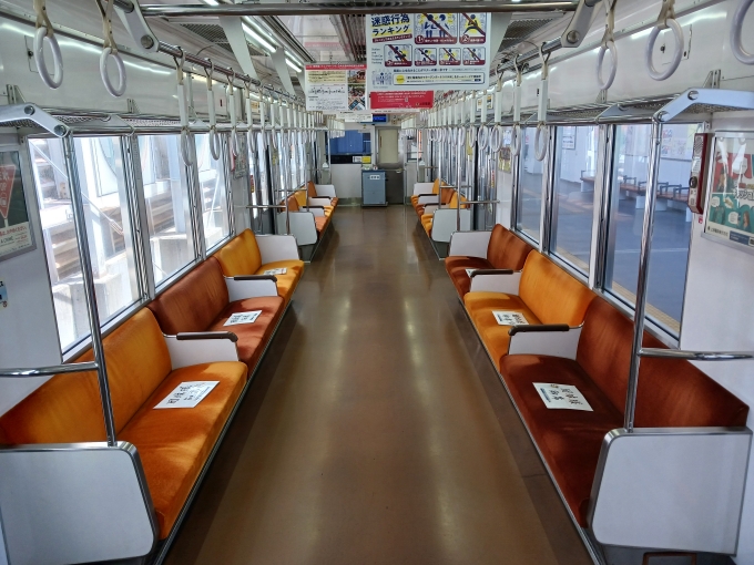 鉄道乗車記録の写真:車内設備、様子(4)        「座席には予約済みのプレートが貼られてます。」