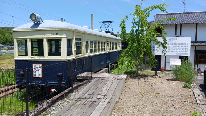 鉄道乗車記録の写真:駅舎・駅施設、様子(2)        「丸窓電車デハ5250形です。」