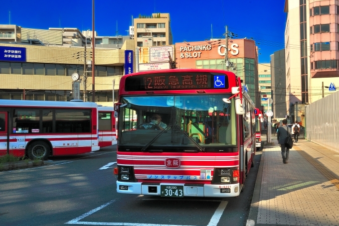 鉄道乗車記録の写真:駅舎・駅施設、様子(4)        「2番2号系統阪急高槻行の京阪バス。」
