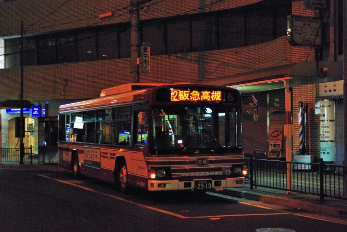 鉄道乗車記録の写真:駅舎・駅施設、様子(1)          「乗車したバス。2番2号系統阪急高槻行の京阪バスです。所属は高槻支所です。N-3985です。」