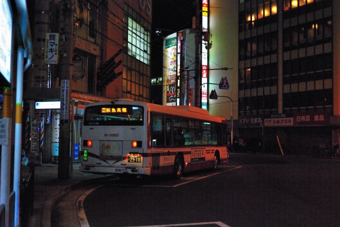 鉄道乗車記録の写真:駅舎・駅施設、様子(2)        「2番2号系統阪急高槻行の京阪バス。
N-3985です。」
