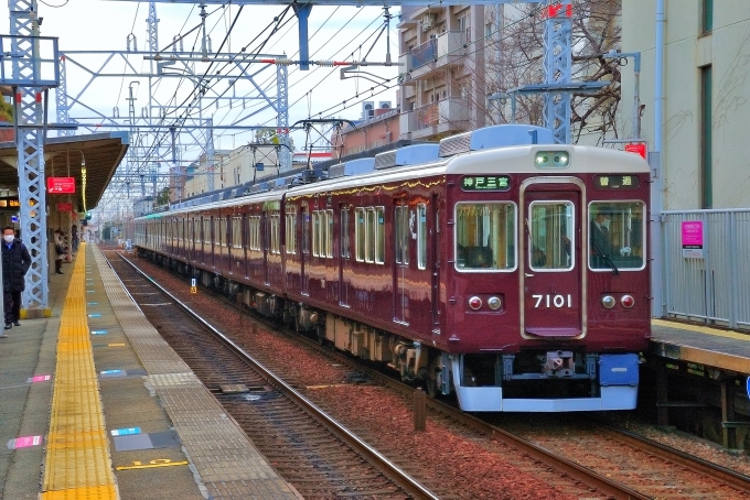 鉄道乗車記録の写真:乗車した列車(外観)(2)        「乗車した列車。7001Fです。（8042が大阪梅田方先頭。）」