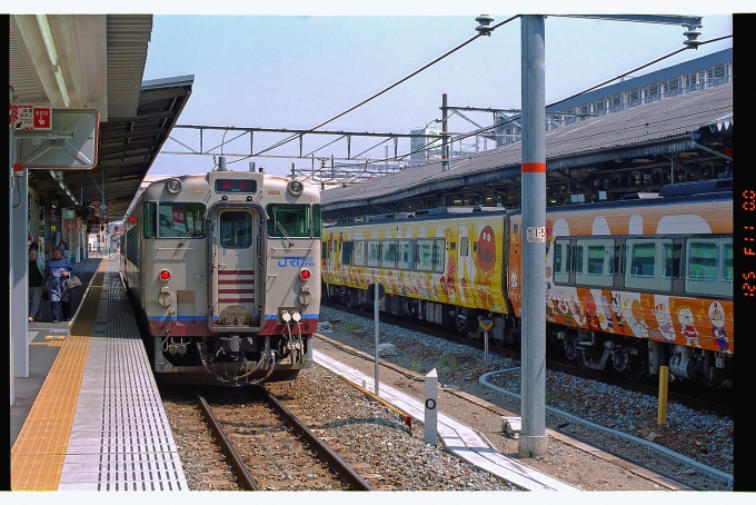 鉄道乗車記録の写真:乗車した列車(外観)(2)        「乗車した列車。キハ48 1003です。
津山線の0キロポストです。」