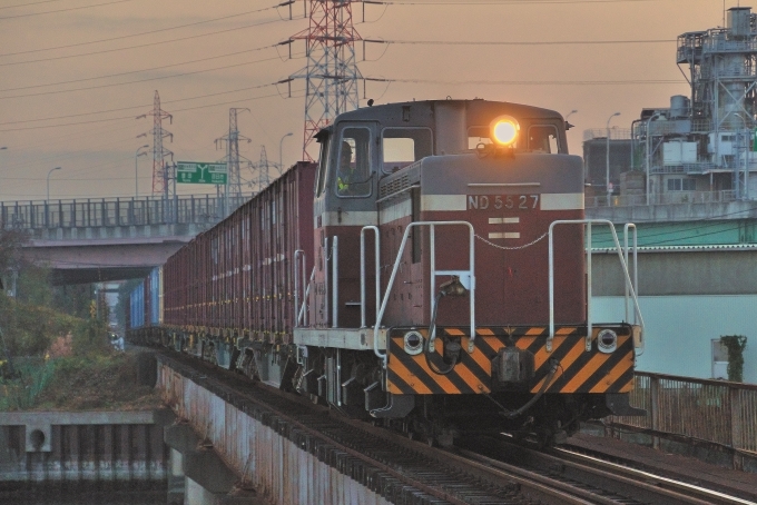 鉄道乗車記録の写真:旅の思い出(2)        「名古屋臨海鉄道のコンテナ貨物列車です。HD55 27けん引きです。」