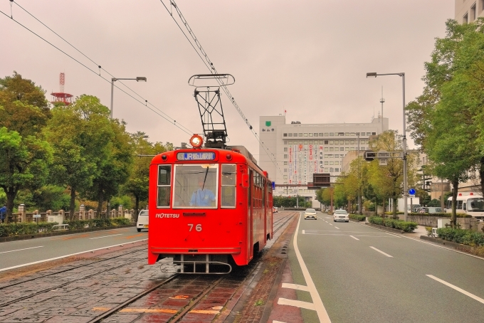 鉄道乗車記録の写真:乗車した列車(外観)(1)        「乗車した列車。伊予鉄道路面電車76号車です。」