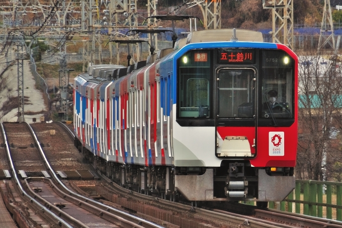 鉄道乗車記録の写真:列車・車両の様子(未乗車)(2)        「河内国分付近の近鉄電車。大和川橋梁をわたる。2025年大阪・関西万博ラッピング塗装編成。（ミャクミャク）」
