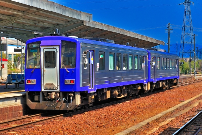 鉄道乗車記録の写真:乗車した列車(外観)(2)        「JR線のローカル列車です。キハ120系です。
」