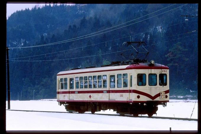 鉄道乗車記録の写真:乗車した列車(外観)(1)     「永平寺線の乗車した列車。モハ251形モハ252です。」