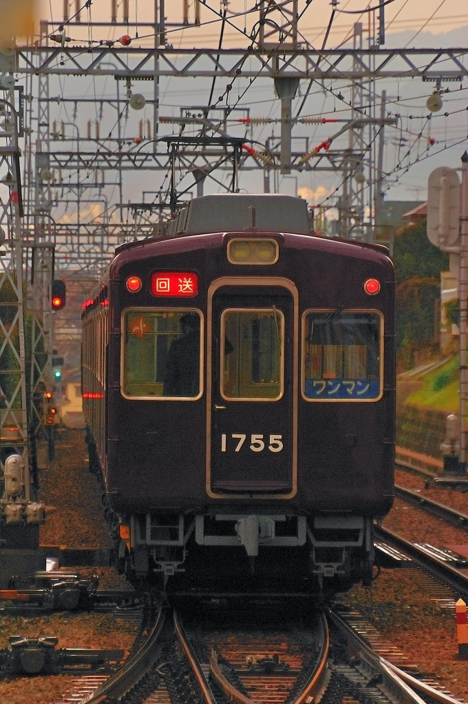 鉄道乗車記録の写真:列車・車両の様子(未乗車)(1)          「車庫に入る能勢電鉄1700系。」